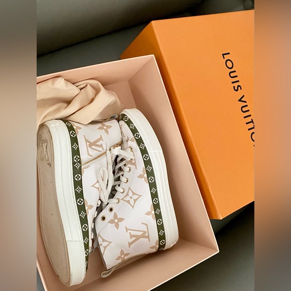 Louis Vuitton - Picture 11 of 12